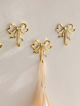 1/2 个金色铜质弧形挂钩 - 光滑的壁挂式装饰挂钩，配有螺丝，适用于悬挂外套、毛巾、包包、门、浴室、厨房和卧室。非常适合各种场合，例如感恩节、情人节、万圣节、圣诞节、新年等。蝴蝶形挂钩，兼具装饰功能。