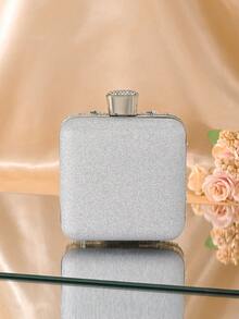 1个银色水晶装饰女士晚宴包，搭配A级钻石金属链，闪亮皇冠装饰盒形包身，魅力十足，可作新娘钱包，适合婚礼、派对、舞会、夜店、生日礼物、情人节礼物、聚会等场合，可作斜挎包、手提包、手拿包、化妆包。 - 銀色 - 查看 5