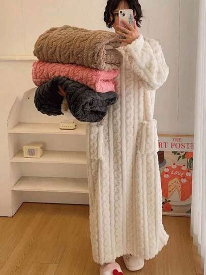 女士超柔软珊瑚绒浴袍，秋冬季保暖加厚长款浴袍，新款加大码冬季睡衣，保暖家居服，加厚加长保暖浴袍，可作睡衣或睡袍穿着，舒适柔软，宽松版型，全面覆盖，休闲长袖圆领法兰绒浴袍，秋冬季女士家居服兼连衣裙，长袖，可机洗，可作外套穿着，舒适的冬季家居服浴室装饰