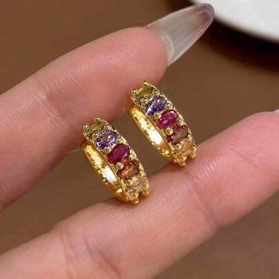 一对优雅的925纯银耳环，适合女性日常佩戴，也是节日周年纪念日和圣诞节的理想礼物。