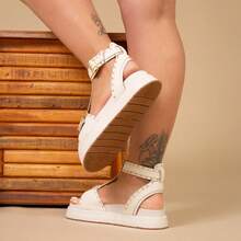Sandalia Feminina Flatforn com Aplique Enfeite na Tira Taxas Fivela Moda Verão Confortável Novidade - Branco - Visão 12