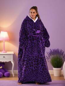 一套女士加大码紫色豹纹连帽睡袍 - 超厚保暖抓绒面料，带羊羔绒内衬，带帽苹果口袋，可机洗，舒适的居家休闲服，适合居家放松、睡衣派对和寒冷天气外出穿着，也可作为浴室装饰 - 彩色 - 查看 7
