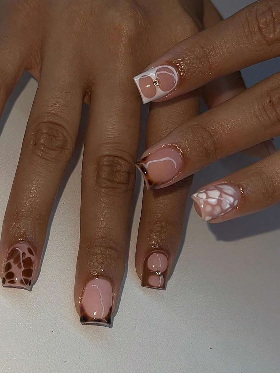 Bộ 24 miếng dán móng tay vuông ngắn họa tiết da báo dập nổi kiểu Pháp, thiết kế da báo và đá đính, thể hiện phong cách nữ tính quyến rũ, vừa vặn hoàn hảo. Bộ sản phẩm bao gồm 1 lọ sơn gel và 1 dũa móng tay, phù hợp cho phụ nữ và các cô gái sử dụng hàng ngày và trong các bữa tiệc. - Nhiều màu - Xem 1