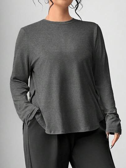 1件大码女式圆领侧开衩长袖运动打底T恤，适合瑜伽、健身、徒步、骑行等室内外活动，弹力亲肤纯色简约基础款长袖瑜伽上衣，四季皆宜。