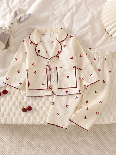 女婴休闲家居服樱桃领长袖口袋上衣和松紧腰樱桃印花裤套装，适合家居服