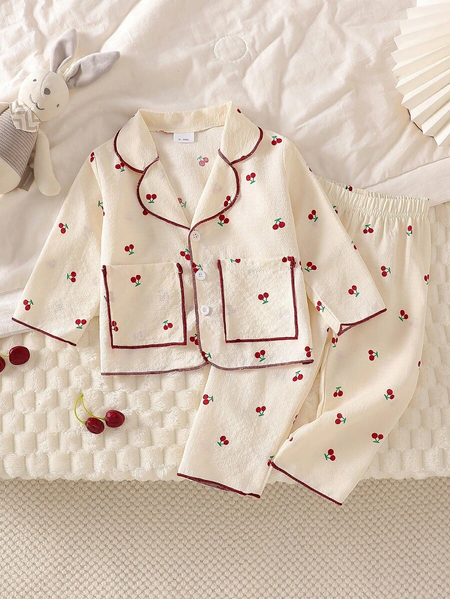 女婴休闲家居服樱桃领长袖口袋上衣和松紧腰樱桃印花裤套装，适合家居服