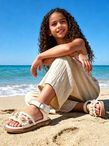 2024 Summer New Girls Princess Style Sweet 3D Floral Woven Sandals, Beige Faux Leather Open Toe Metallic Buckle Hook And Loop Casual Sandals, Comfortable Soft Sole Easy To Wear For Daily, School, Party, Beach, Resort, Trending High-Rated Versatile Girls Sandals, Fashionable Bohemian Design Children Sandals, Soft Sole Non-Abrasive Holiday Gift Choice - 米色 - 查看 7