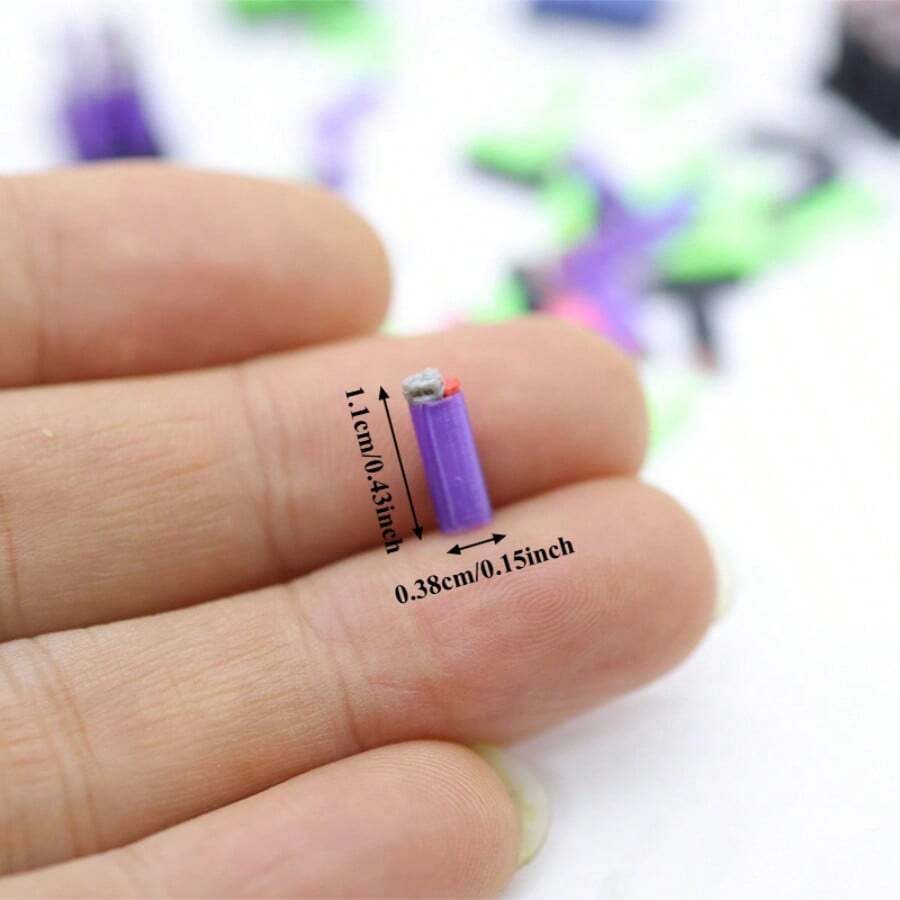 Bộ 10 bật lửa mini và đế - Bật lửa mini chân thực có đế PLA, 9 bật lửa mini (Màu sắc: Hồng/Tím/Xanh lá/Xanh dương/Đen), Thích hợp cho mô hình nhà búp bê thu nhỏ, mô hình tàu hỏa và búp bê - Đạo cụ nhập vai cảnh ngọn lửa mini 9 bật lửa [Màu ngẫu nhiên] + 1 đế - Nhiều màu - Xem 1
