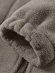 معطف شتوي مبطن بقلنسوة للرجال، مطرز على الصدر وبشعار على الذراع، تصميم متعدد الجيوب، مناسب للتنزه والملابس الخارجية - كاكي - مشاهدة 4