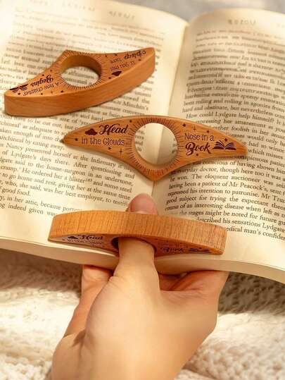 1个个性化木质书页架 - 手工精制阅读支架，可刻字，优雅美观，适合家居办公装饰，是送给爱书人士的完美礼物，也是贴心的圣诞礼物之选。经典胡桃木色，木质书页保护器，理想的桌面配件，可定制姓名刻字，时尚的展示品，提升阅读体验，助力家庭图书馆整理，精美包装，工艺精湛，永恒经典的设计，适合学生、作家和热爱阅读的读者，也是冬季节日的温馨礼物。