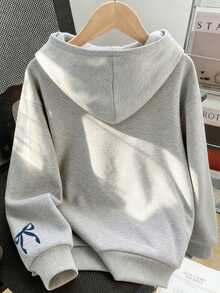 一件少女保暖内衬卫衣，印有07图案，适合年轻学生穿着，秋冬季长袖上衣