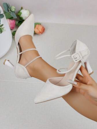 Un par de sandalias con tacón grueso y bloque en color beige para adolescentes | Elegantes tacones medios con hebilla cuadrada y correa de tobillo | Zapatos elegantes para boda, fiesta y baile de graduación