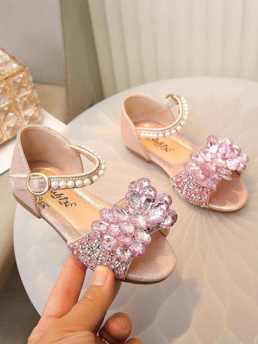 一双儿童凉鞋，饰有水钻、珍珠和蝴蝶结，采用Gilly PU拼接圆头设计，平底，适合日常穿着、舞蹈、户外活动、节日庆典和派对，闪亮公主风凉鞋，适合春、夏、秋季穿着。 - 粉色 - 查看 1