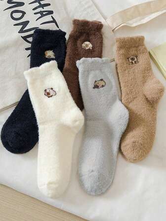 Sanrio 5 pares de calcetines de media caña cómodos y cálidos para el hogar con diseños de dibujos animados lindos de felpa de coral para mujer en otoño/invierno