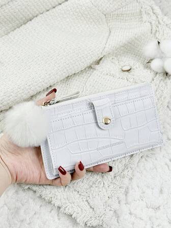 SOUTHLAND&KANGAROO 这款带绒球挂饰的鳄鱼纹翻盖长款钱包，时尚现代，商务气息浓郁，纤薄便携，容量大，可收纳信用卡、身份证、现金等，适合商务休闲场合。是学校、大学、工作、商务通勤、教师节、返校季、假期、办公室周年纪念日、情侣生日礼物的理想之选。也适合女性白领、大学生等，是学校宿舍和返校季的理想之选。