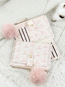 这款带有绒球吊坠的粉色蝴蝶结爱心图案卡包，时尚轻薄便携，可装现金、身份证、信用卡、零钱，是生日、周年纪念日、圣诞节、情人节等节日送给爱人、女士、女孩、青少年、大学生、学生、书包、学习用品包等的理想之选，也适合学校宿舍和返校季使用。 - 白色 - 查看 3