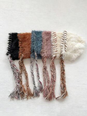 1顶女士手工针织蓬松毛线帽，厚实保暖，美利奴羊毛材质，时尚百搭，带护耳设计，适合户外散步、购物、日常佩戴，秋冬季节适用。