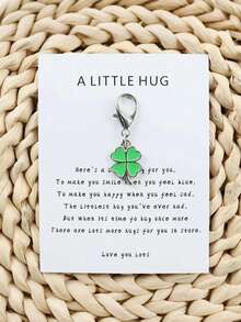 Chaveiro criativo e moderno com trevo de quatro folhas da sorte, acompanhado de um cartão de abraço simples e elegante. Ideal para chaves de carro, bolsas e mochilas. Perfeito para o Dia de São Patrício, aniversários, para demonstrar amizade, companheirismo, homenagens e outras ocasiões especiais.