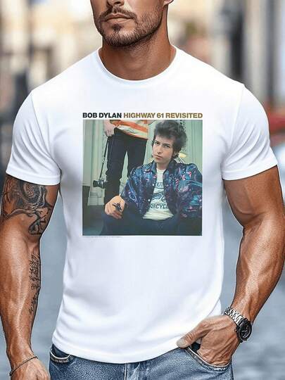 Fotografía icónica de un legendario músico sentado con chaqueta colorida y fondo callejero que transmite una atmósfera artística única y espíritu rebelde camiseta de hombre 100% algodón 220g cómoda y ideal para uso diario