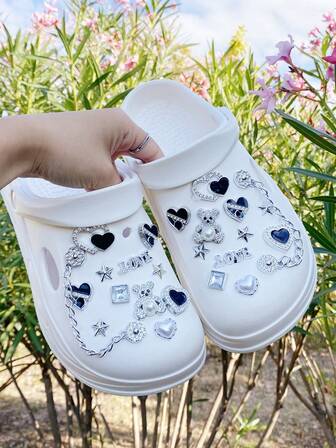 24 piezas de adornos desmontables para zapatos, color plateado de moda (oso de perlas, corazón, pentagrama, cadena) Clips de zapatos de resina ABS, cadena de rhinestones dorados decoraciones DIY, adecuados para sandalias, pantuflas, zapatos con agujeros, sandalias y bolsas de playa, accesorios de clips para zapatos multifuncionales - regalo perfecto para fiestas y ocasiones especiales