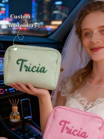 1 st randig väska med broderat namn - Personlig bilväska med bokstavsmotiv och necessär, mångsidig för förvaring av bilnäsdukar, inredningstillbehör och resetoalettartiklar. Snygg randig design blandar anpassat broderi med funktionalitet i flera olika scener, perfekt brudpresent, frieripresent och bröllopsgåva.