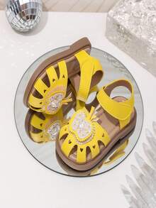 1双2026新款女童凉鞋，黄色鞋身搭配棕色鞋底，包头设计，花卉装饰，魔术贴搭扣方便穿脱。 - 黃色 - 查看 3