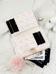 这款带有绒球吊坠的粉色蝴蝶结爱心图案卡包，时尚轻薄便携，可装现金、身份证、信用卡、零钱，是生日、周年纪念日、圣诞节、情人节等节日送给爱人、女士、女孩、青少年、大学生、学生、书包、学习用品包等的理想之选，也适合学校宿舍和返校季使用。 - 白色 - 查看 6