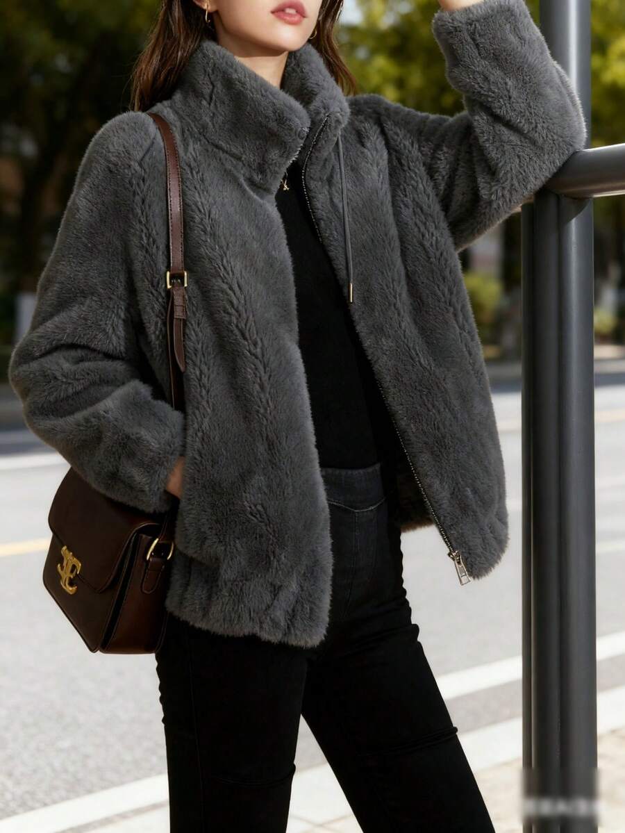 Women's Faux Shearling Fleece Jacket - Full Zip, Soft Warm & Cozy With Functional Pockets | Fall Winter Casual Everyday Wear. Made Of Soft, Faux Fur Fabric With A Drawstring Stand Collar, This Solid-Color Jacket Balances A Sweet, Cool, And Warm Look With An Eye-Catching Yet Understated Style, Making It A Sophisticated Piece To Brighten Up Your Fall And Winter Outfits. Suitable For Everyday Outings, Coffee Shop Visits, And Casual Commutes, It's Comfortable For Both Indoor And Outdoor Wear. - 灰色 - 查看 1