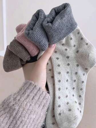 3双装波点图案加厚中筒袜，女士款，颜色随机，保暖柔软，时尚优雅，适合秋冬季节。