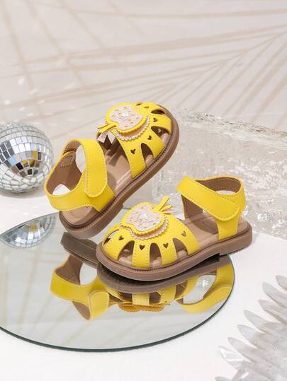 1 Pair Toddler Girls' 2026 New Style Sandals, Yellow Main Body With Brown Sole, Closed Toe Design, Floral Decor, Hook And Loop Strap For Easy On/Off