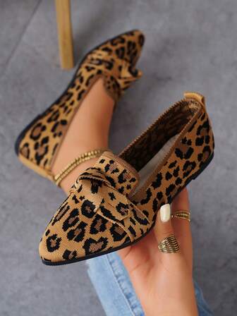 1双女士加大码豹纹时尚舒适防滑休闲布艺装饰尖头优雅套脚平底乐福鞋