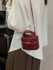 This Fashionable Chain Strap Mini Square Bag Is Lightweight And Portable, With A Chain And Quilted Design That Can Be Folded Freely Or Used Like A Bucket Bag. It Is Very Suitable For Young Women, College Students And Office Workers, And Is An Ideal Choice For The Office, University, Work, Commuting, Outdoor Activities, Travel And Outings.