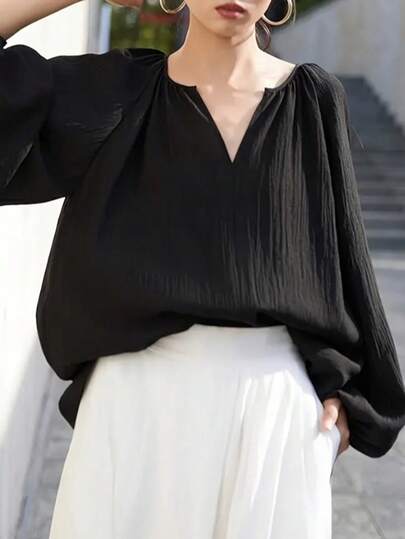 大码女式V领主教袖衬衫，黑色纹理梭织面料，常规长度