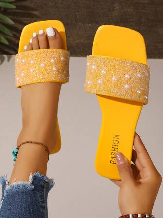 大码新款沙滩珍珠水钻休闲舒适女凉鞋，时尚防滑，适合室内外穿着