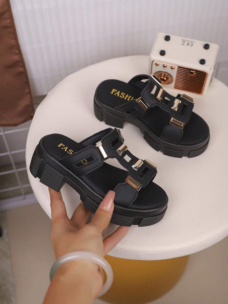 儿童PU皮厚底拖鞋一双，时尚简约，适合夏季穿着