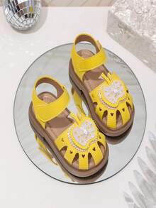 1双2026新款女童凉鞋，黄色鞋身搭配棕色鞋底，包头设计，花卉装饰，魔术贴搭扣方便穿脱。 - 黃色 - 查看 6