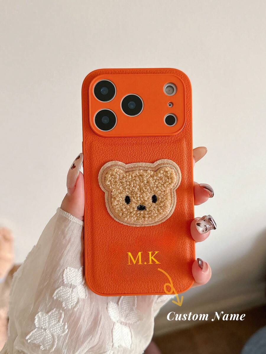 1个个性化奢华皮革纹理刺绣小熊手机壳，可定制字母名字，兼容 17/16/15/14/13/12/11 Pro Max/16 Plus/17 Air，全方位摄像头保护防震手机壳，金色、银色、橙色可选，简约复古情侣手机壳，绝佳生日礼物、圣诞礼物、送给她的礼物、个性化礼物、Etsy/定制产品、送给她的定制礼物、周年纪念/结婚礼物 - 橘色 - 查看 1