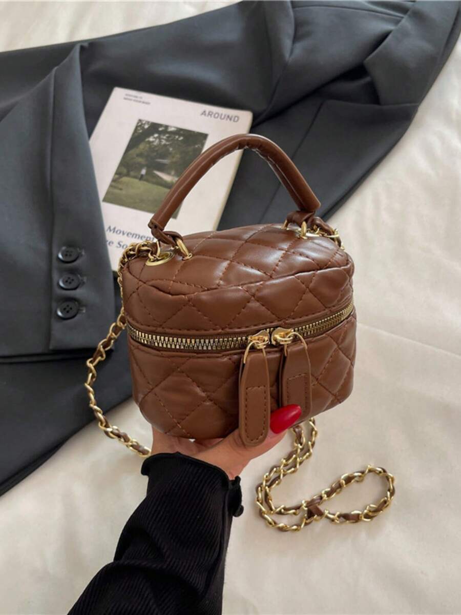 This Fashionable Chain Strap Mini Square Bag Is Lightweight And Portable, With A Chain And Quilted Design That Can Be Folded Freely Or Used Like A Bucket Bag. It Is Very Suitable For Young Women, College Students And Office Workers, And Is An Ideal Choice For The Office, University, Work, Commuting, Outdoor Activities, Travel And Outings.