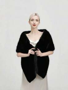 Eleva tu glamour nocturno: el abrigo de piel negra definitivo para la fashionista exigente. Confeccionado en suave y abundante piel sintética, esta elegante prenda se drapa con facilidad sobre tus hombros, ofreciendo una sensación delicada y suave contra tu piel. - Negro - Ver 11