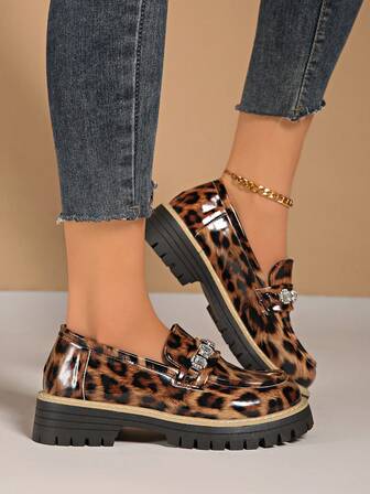 Damloafers med tjock sula och halkfria slip-on-skor, strassutsmyckade leopardmönster, moderiktiga och lätta, lämpliga för vår och höst
