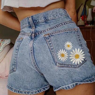 Damshorts med elastiska jeansfickor och prästkragebroderi