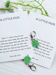 Chaveiro criativo e moderno com trevo de quatro folhas da sorte, acompanhado de um cartão de abraço simples e elegante. Ideal para chaves de carro, bolsas e mochilas. Perfeito para o Dia de São Patrício, aniversários, para demonstrar amizade, companheirismo, homenagens e outras ocasiões especiais.