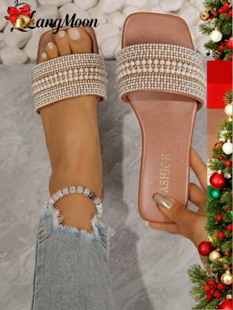 2026新款女士时尚拖鞋系列，饰以奢华珍珠细节和各种前卫设计，采用优质皮革材质，搭配舒适的平底鞋底，打造现代时尚外观。纯色设计，百搭时尚，性感优雅又不失可爱。舒适百搭，适合日常穿着，也适合度假、居家、通勤、派对等多种场合，是婚礼季、万圣节、圣诞节的理想之选。