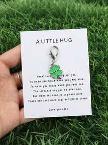 Chaveiro criativo e moderno com trevo de quatro folhas da sorte, acompanhado de um cartão de abraço simples e elegante. Ideal para chaves de carro, bolsas e mochilas. Perfeito para o Dia de São Patrício, aniversários, para demonstrar amizade, companheirismo, homenagens e outras ocasiões especiais.