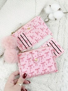 这款粉色蝴蝶结心形卡包，配有毛绒球吊坠，时尚轻巧，方便携带。它可以装现金、身份证、信用卡和硬币，是生日、周年纪念日、圣诞节、情人节和其他节日送给爱人、女士、女孩、青少年、大学生和学生的理想礼物之选。它也适合学校宿舍和开学季使用。 - 玫紅色 - 查看 8