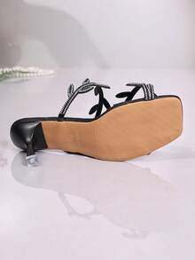 Mẫu sandal cao gót nữ mới năm 2025, thoải mái và nhẹ, thiết kế xỏ chân tiện lợi với họa tiết đính đá, phù hợp cho cả trang phục hàng ngày và dự tiệc, có sẵn màu đen và be. - màu đen - Xem 7