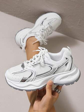 1 par de zapatillas gruesas con suela gruesa para mujer, para todas las estaciones, de malla plana con punta redonda, versátiles, zapatos casuales blancos, zapatillas de moda con cordones para exteriores