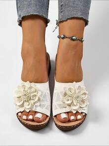 大码女士休闲坡跟凉鞋，卡其色皮革花卉装饰，如云般舒适的鞋垫，超轻平底，户外沙滩度假拖鞋 - 白色 - 查看 2