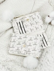 Ví đựng thẻ hình trái tim thắt nơ màu hồng với mặt dây chuyền hình quả bông mềm mại này rất thời trang, nhẹ và dễ mang theo. Nó có thể đựng tiền mặt, chứng minh thư, thẻ tín dụng và tiền xu, là món quà lý tưởng cho sinh nhật, kỷ niệm, Giáng sinh, Ngày Valentine và các dịp khác dành cho người thân yêu, phụ nữ, các cô gái, thanh thiếu niên, sinh viên đại học và học sinh. Nó cũng phù hợp cho ký túc xá trường học và mùa tựu trường. - Màu Xám nhạt - Xem 3
