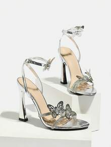 Zapatos de tacón alto para mujer, tacón grueso metálico de moda con puntera redonda, decoración de mariposa de rhinestone, material metálico suave a cuadros, sandalias elegantes de tacón alto plateado con correa de tobillo ajustable, adecuadas para ocasiones formales, fiestas, bailes de graduación
